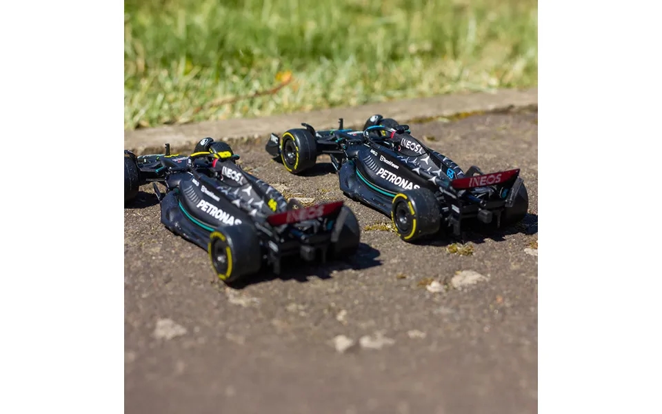 Bburago F1 Mercedes Amg W15 Hamilton And Russell 1 43 Scale Set