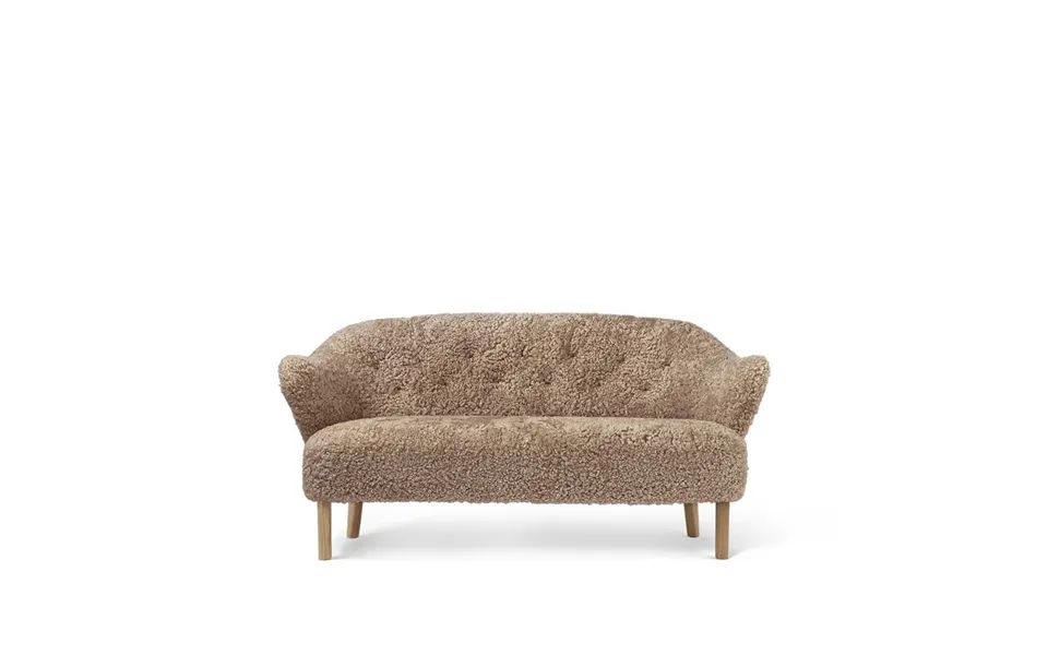 Audo Copenhagen Ingeborg 2.5-seat Sofa Sheepskin Sahara. Leg Oak Nature